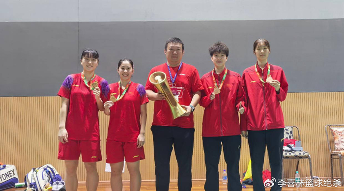 夺3冠1亚！中国女羽17岁新星崛起22胜1负：看齐陈清晨贾一凡？|女双|谭可萱|混双|世青赛|女双冠军_新浪体育_新浪新闻